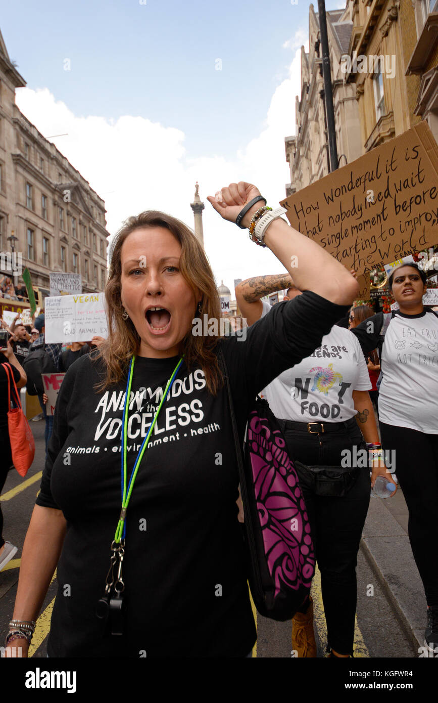 Weibliche vegane Aktivistin in Whitehall London protestieren während ein Tier rechte Protest Demonstration Kundgebung März. Stockfoto