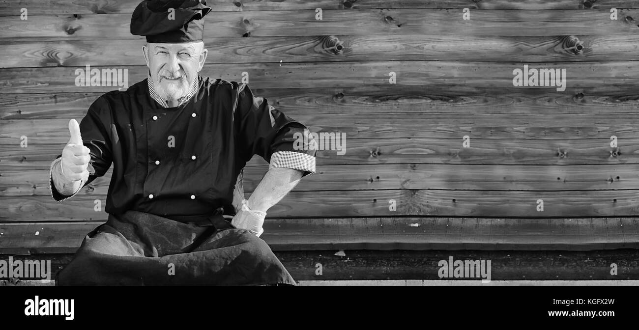 Bauer alte in Uniform mit Gemüse Stockfoto