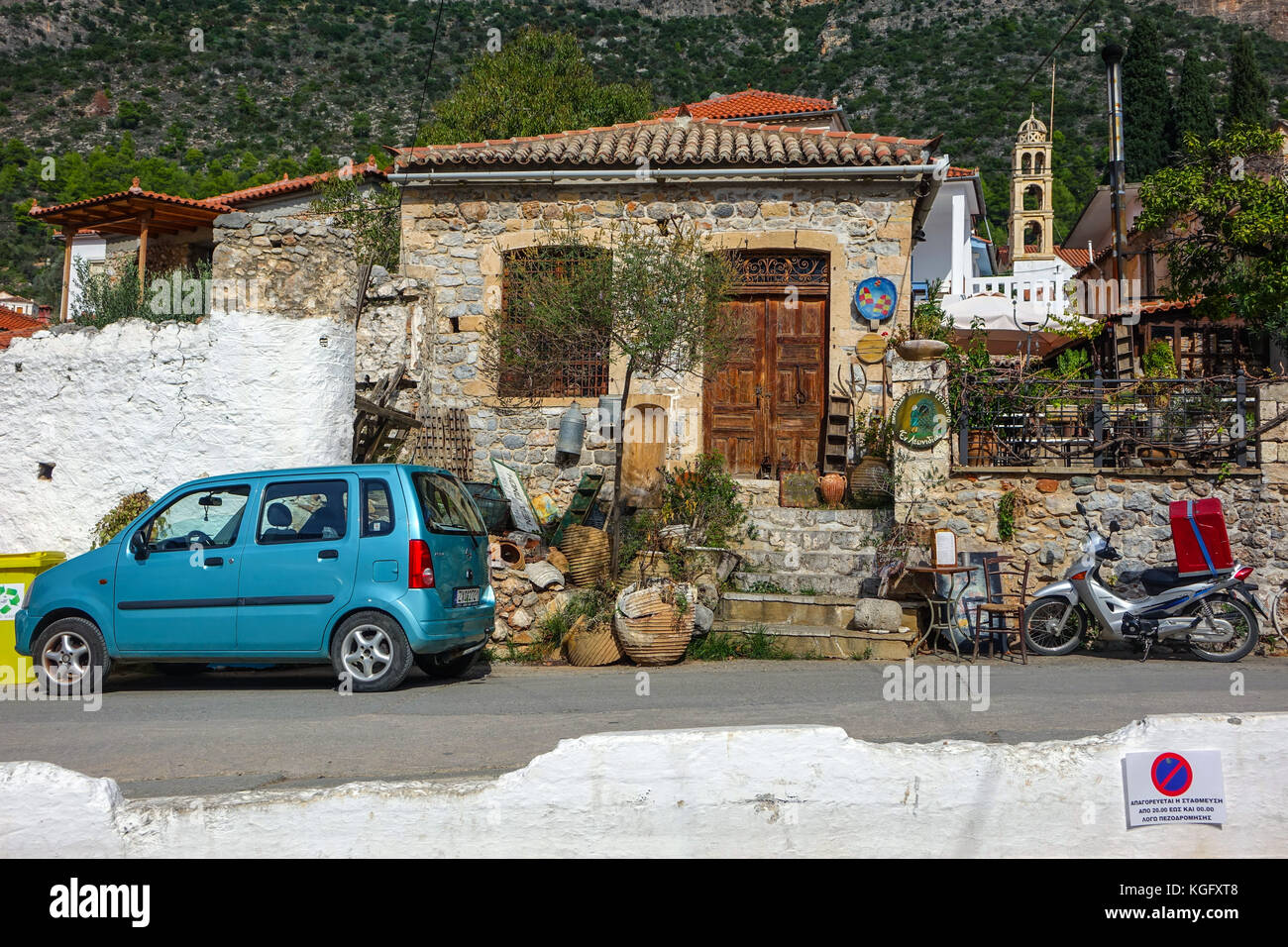 Die alten Häuser und die umliegenden Felsen, Leonidio, Peleponnese, Griechenland Stockfoto