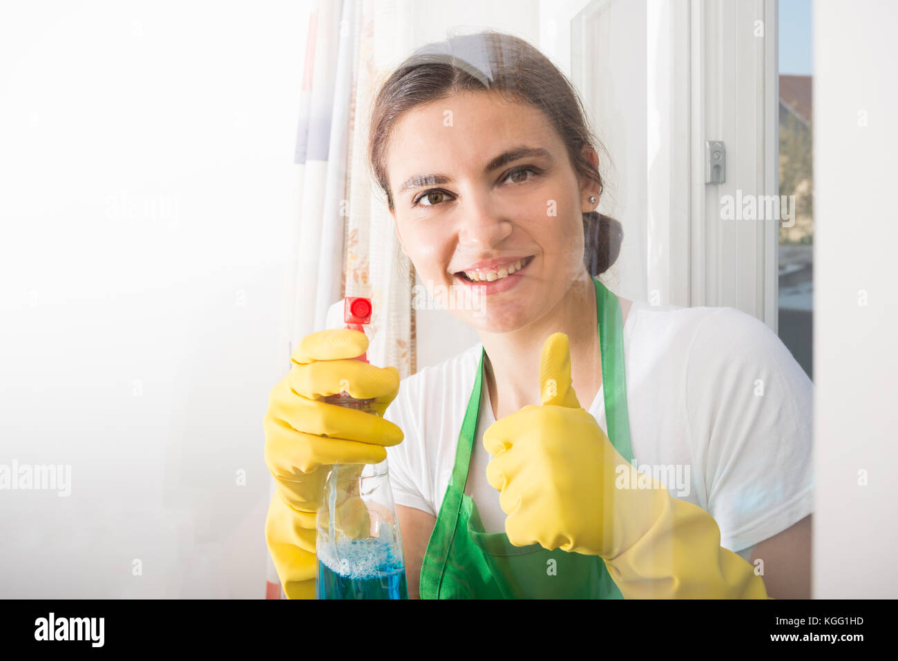Die allgemeine Ordnung und Sauberkeit Frau bereit für Haus Reinigung lächelnd und steigende Daumen hoch Stockfoto