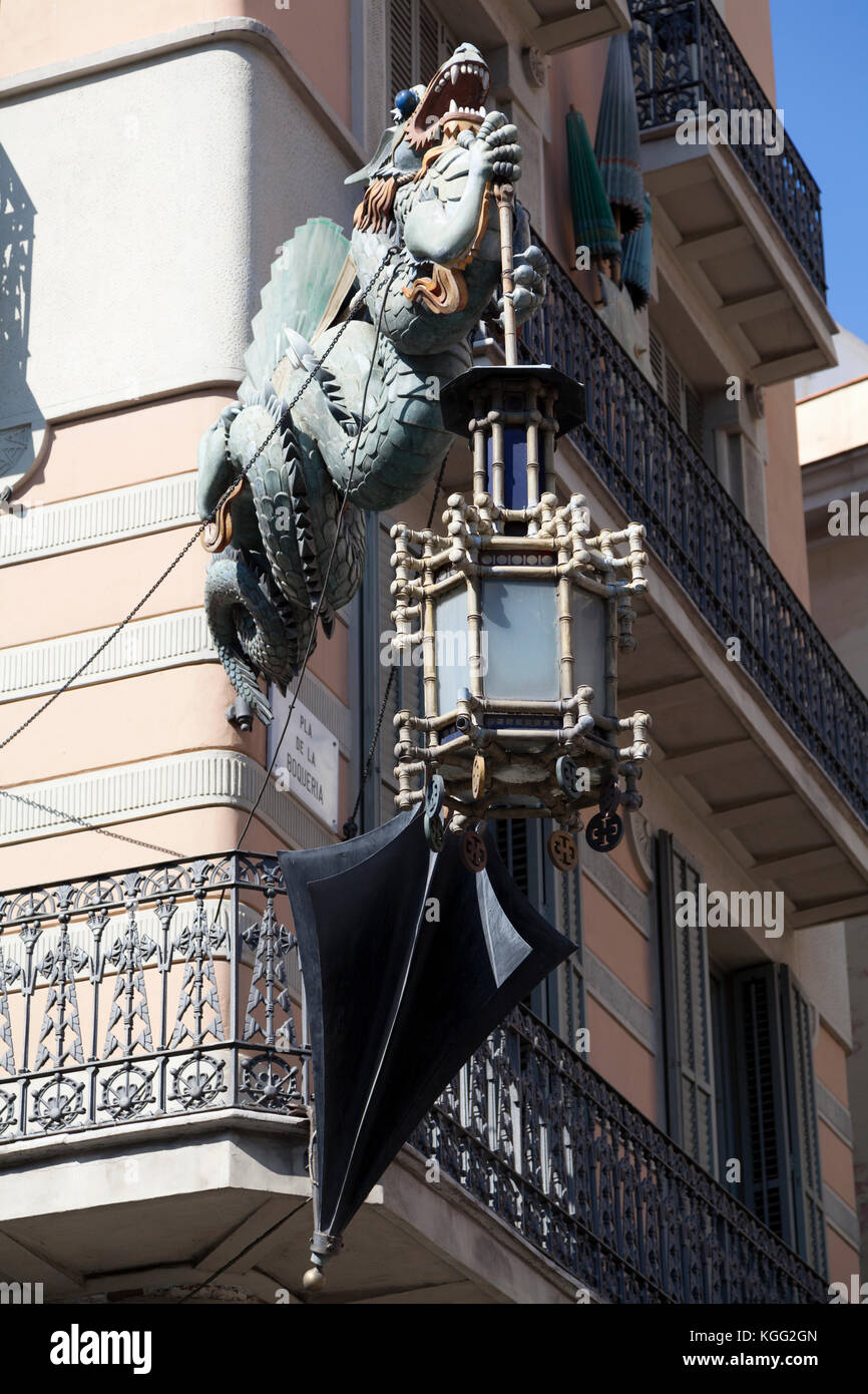 Spanien, Barcelona, Dragon Skulptur auf Casa Bruno Quadros. Stockfoto