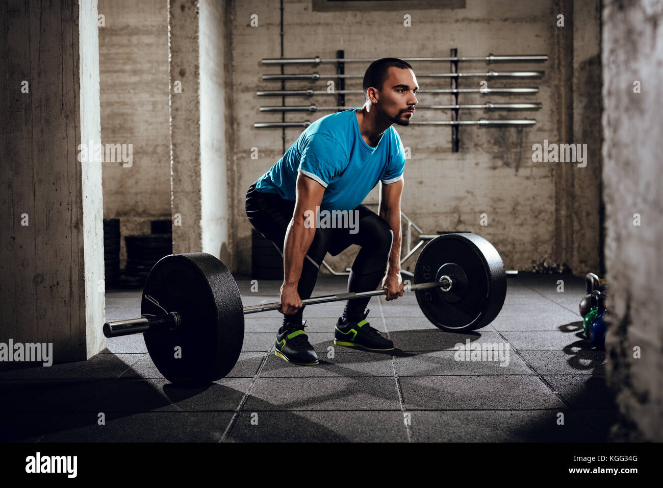 Junge muskulöse Mann bereit, trainieren Sie im Fitnessraum zu deadlift. Stockfoto
