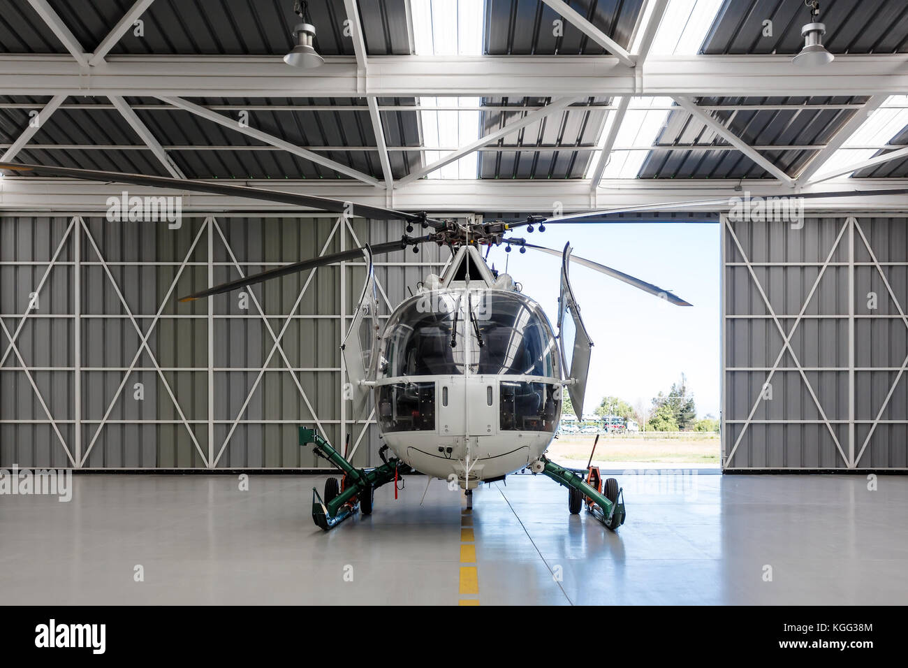 Rückansicht des sauberen, weißen Helikopter im Hangar entfernt Stockfoto