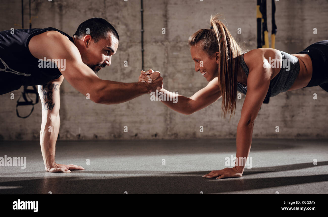 Junge muskulöse Paar tun Krafttraining am Kreuz fit Trainings. Stockfoto