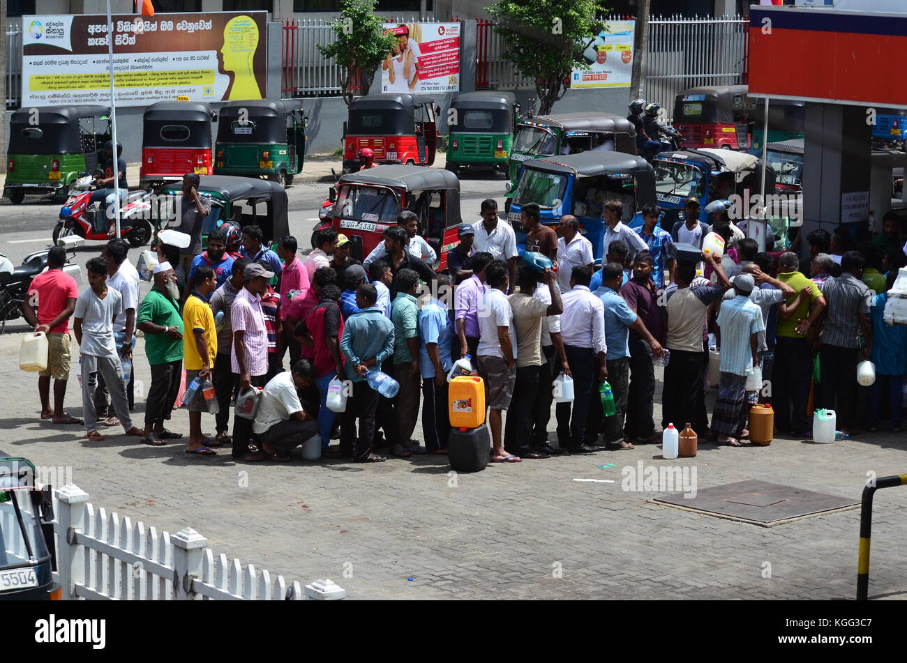 Slave Island, Sri Lanka. 06 Okt, 2017. Sri Lankan Pendler in einer Warteschlange an der Tankstelle warten in Colombo am 7. November 2017. Eine srilankische Minister wurde am 6. November die Entschuldigungen für ein Brennstoff-mangel, die gesehen hat lange Warteschlangen an den Tankstellen Form und zwang viele Pendler ihre Autos zu Hause zu verlassen gezwungen. petroleum Minister Arjuna ranatunga sagte, die Regierung Arbeiten war die Krise, der kam Wochen nach Behörden wandte sich eine Lieferung von rund 40.000 Tonnen Benzin sagen es verschmutzt wurde. Credit: musthaq thasleem/Pacific Press/alamy Leben Nachrichten zu lösen Stockfoto