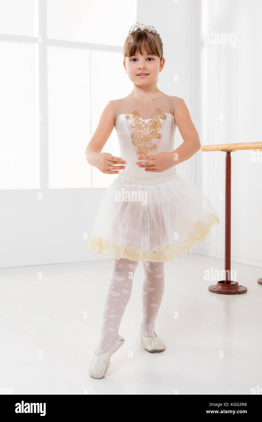 Süße kleine Mädchen üben Ballett und Kamera. Stockfoto