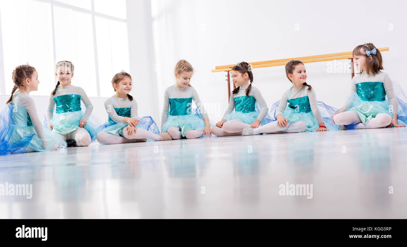 Gruppe von einem kleinen Mädchen in den Kleidern eine Pause vom Ballett Klasse. Stockfoto