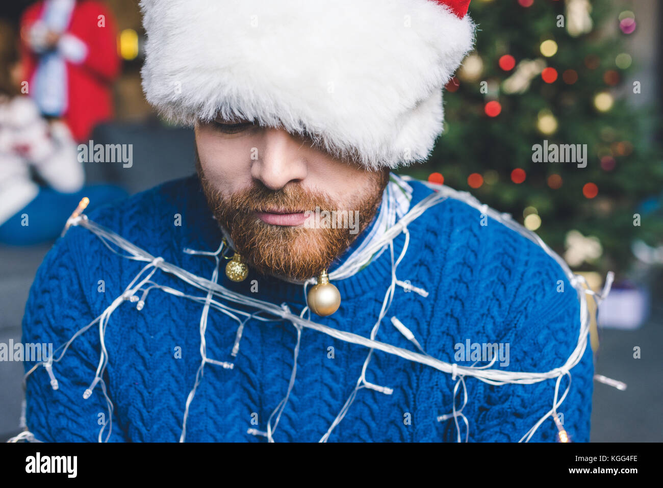 Mann mit Weihnachten girlande gebunden Stockfoto