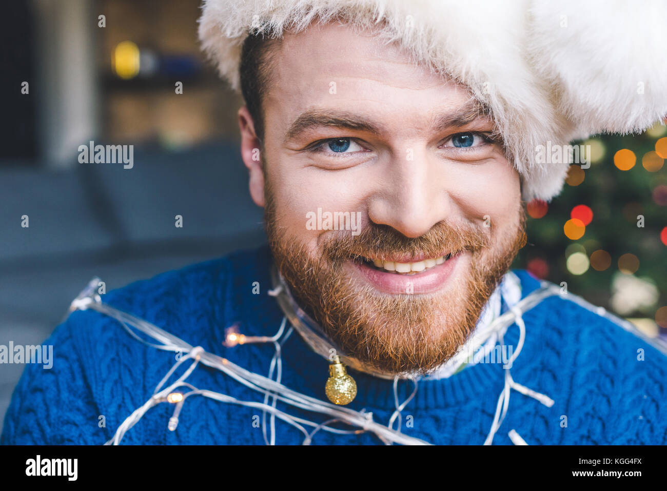 Mann mit Weihnachten girlande gebunden Stockfoto