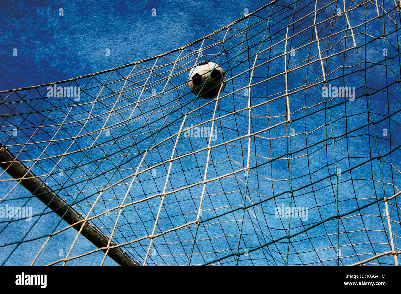 Fußball-Ziel und die Kugel ins Netz Stockfoto