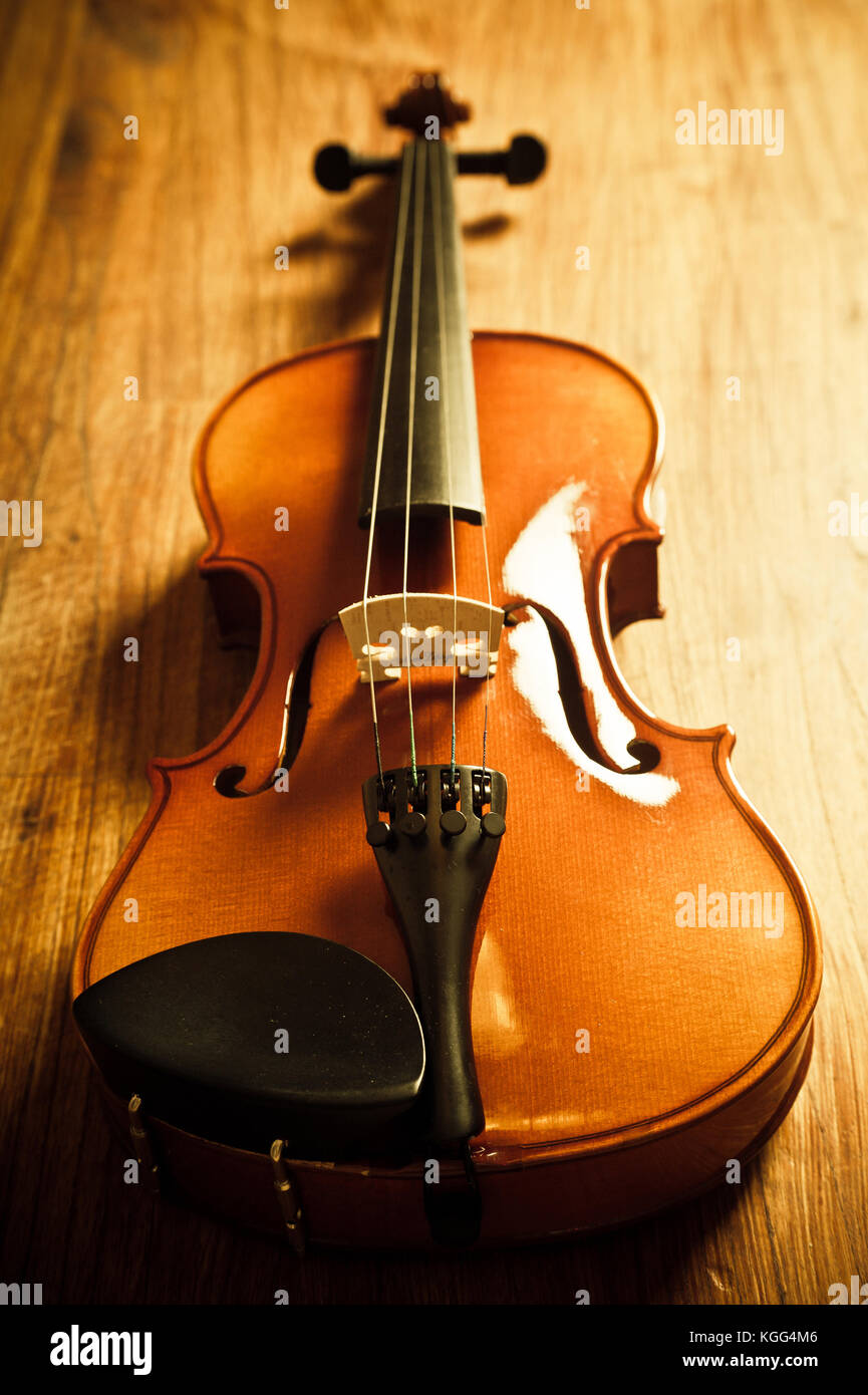 Klassische Violine auf einer hölzernen Oberfläche Stockfoto