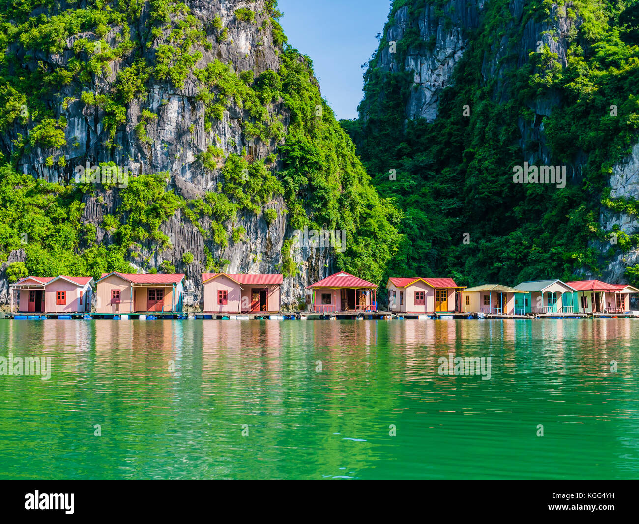 Schwimmende Fischerdorf in smaragdgrünen Wasser der Ha Long Bay, Vietnam Stockfoto
