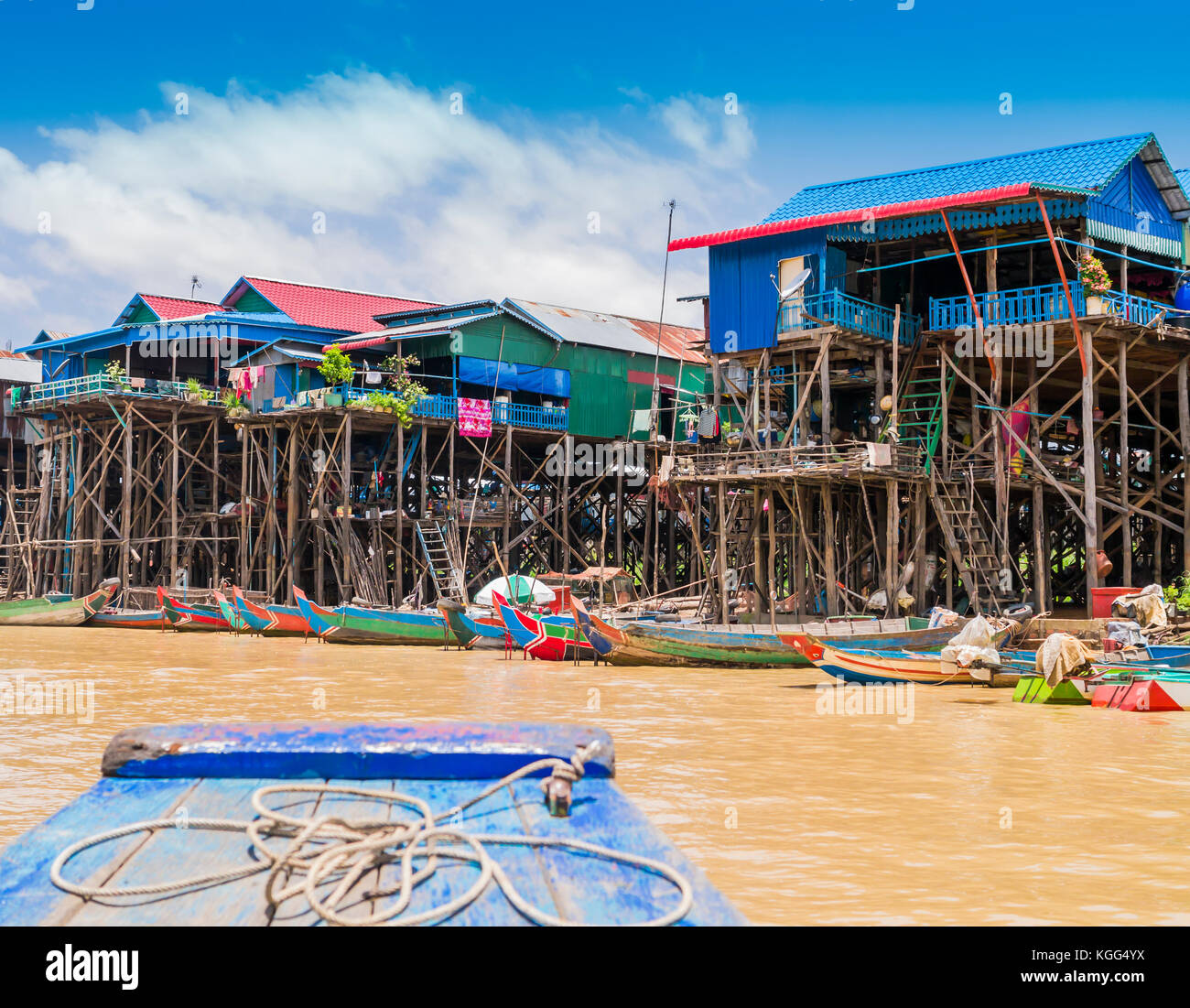 Bunte Boote und Pfahlbauten in Kampong phluk floating Village, Tonle Sap See, Provinz Siem Reap, Kambodscha Stockfoto