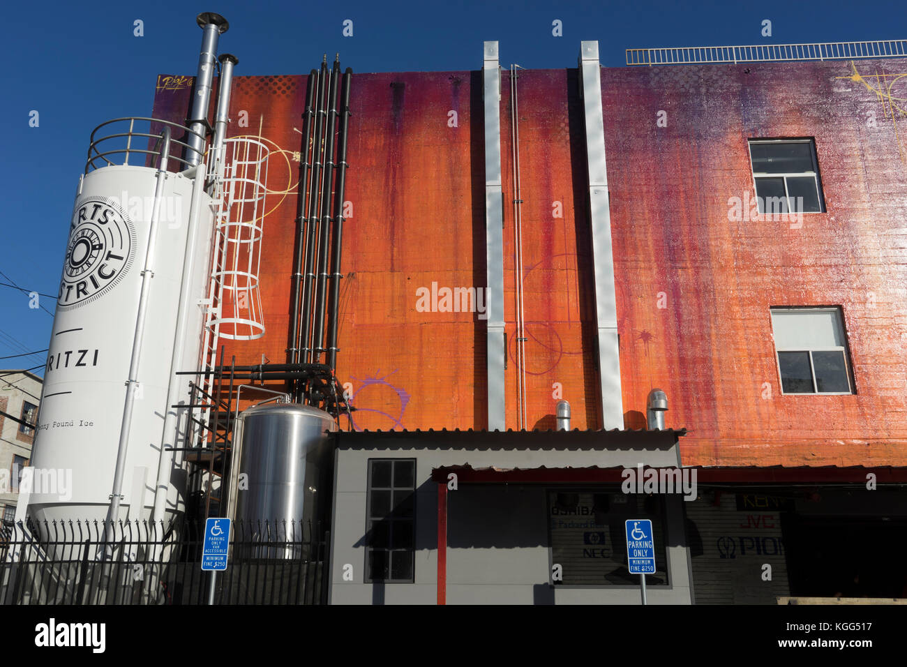 Mehrfarbige Außenwand des Arts District Brewing Co., Traktion Avenue, Los Angeles, CA Stockfoto