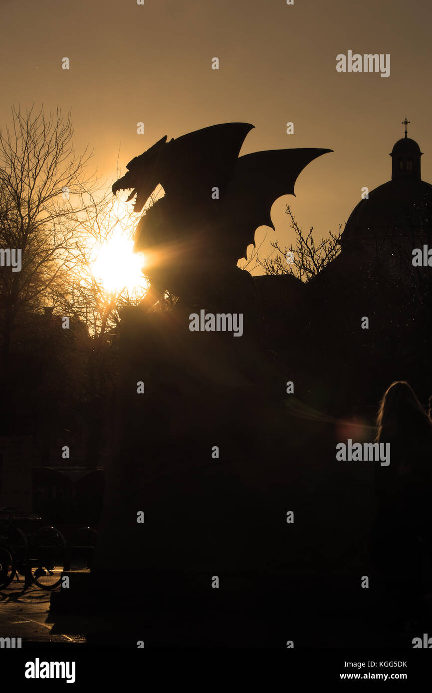 Ein Drachen Statue Atmung eine Kugel des Feuers mit einer Kathedrale im Hintergrund. Stockfoto