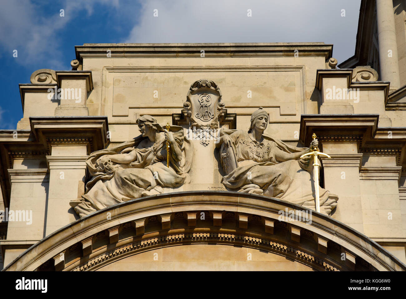 Alfred Drury unterzeichnet Skulpturen auf alten Krieg Bürogebäude in Whitehall, Westminster, London Mit weiblichen Figuren, Schädel, Schwerter mit Vergoldung Stockfoto