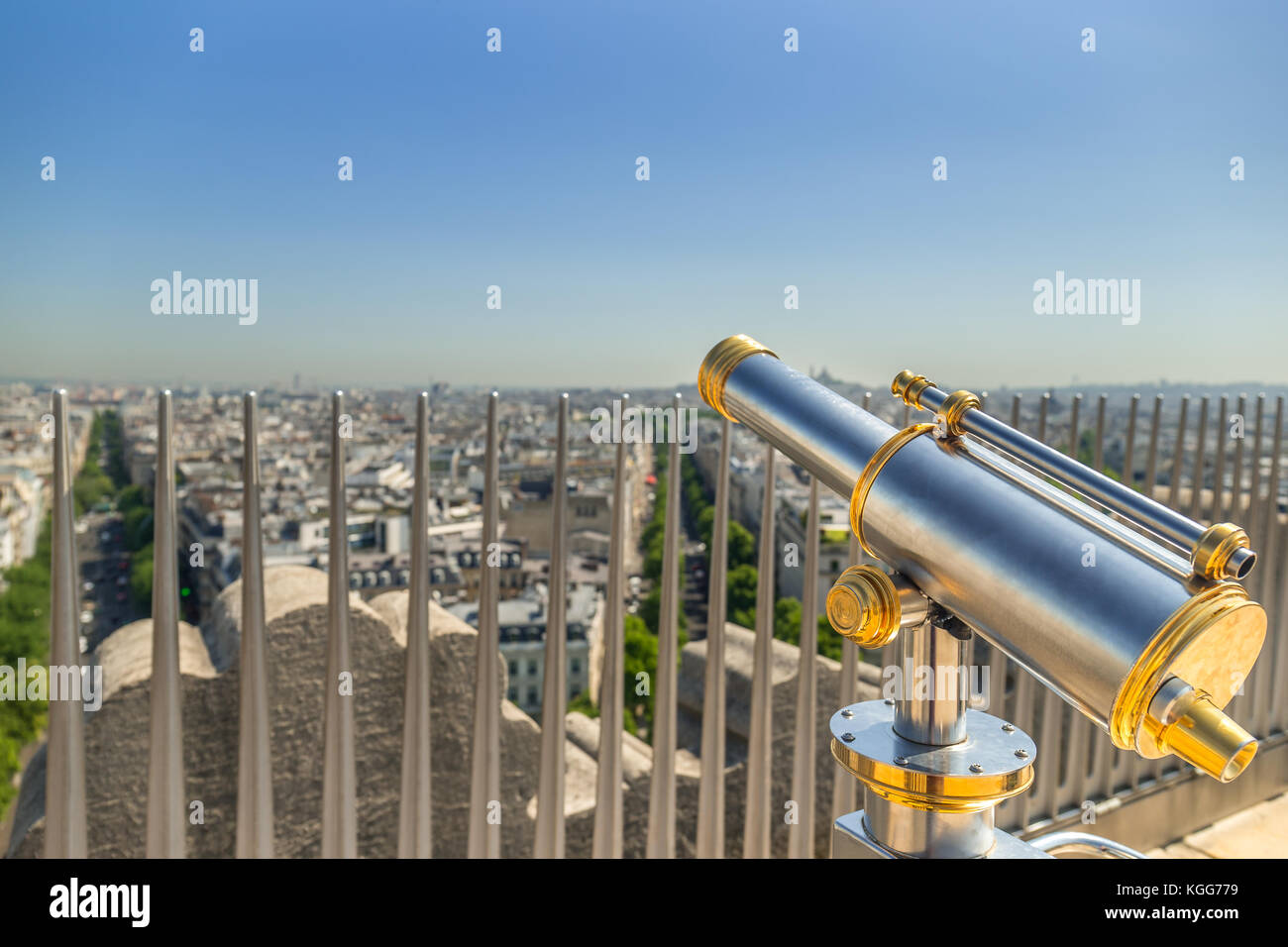 Arc de triomphe Teleskop mit Blick auf Paris. Stockfoto