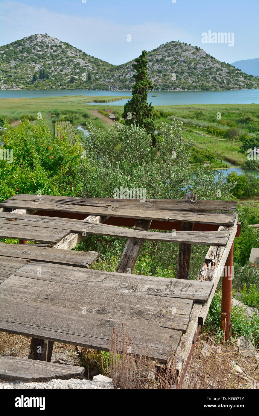 Die Landschaft in der Nähe des Dorfes blace in der Küstenstadt Dubrovnik - neretva County in Kroatien. Ein stillgelegtes hölzernen Plattform im Vordergrund gesehen werden kann. Stockfoto