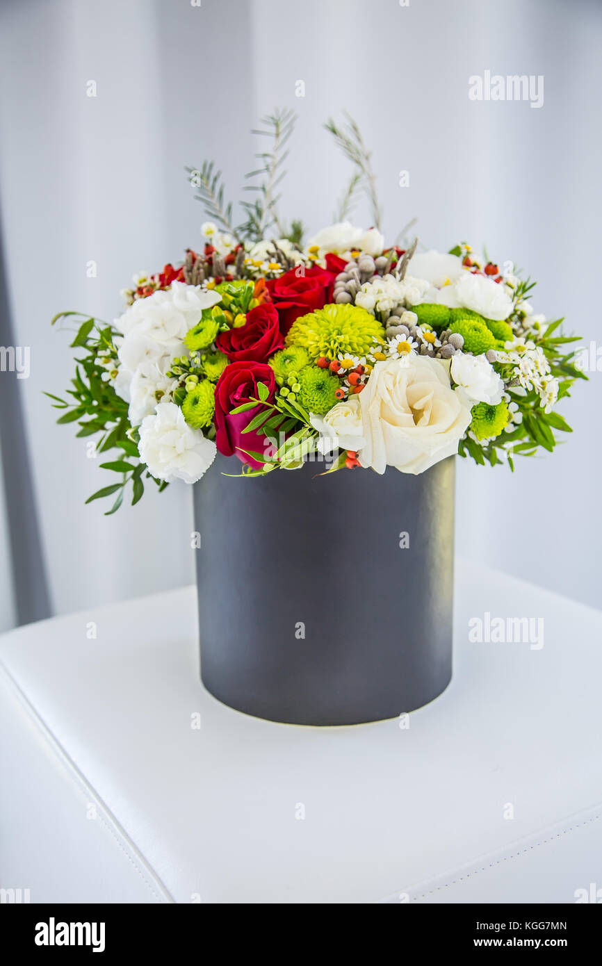 Blumenstrauß aus den vielfarbigen Blumen Rosen in luxuriöser Geschenkbox. Stockfoto