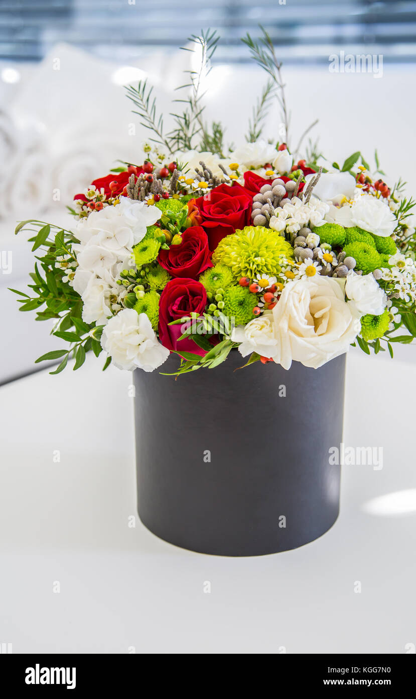 Blumenstrauß aus den vielfarbigen Blumen Rosen in luxuriöser Geschenkbox. Stockfoto