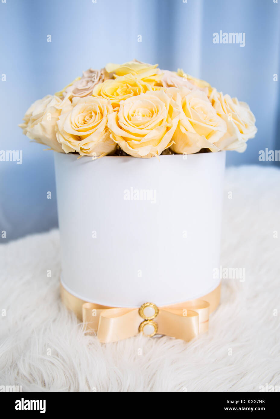 Strauß gelber Blumen Rosen in luxuriöser Geschenkbox. Stockfoto