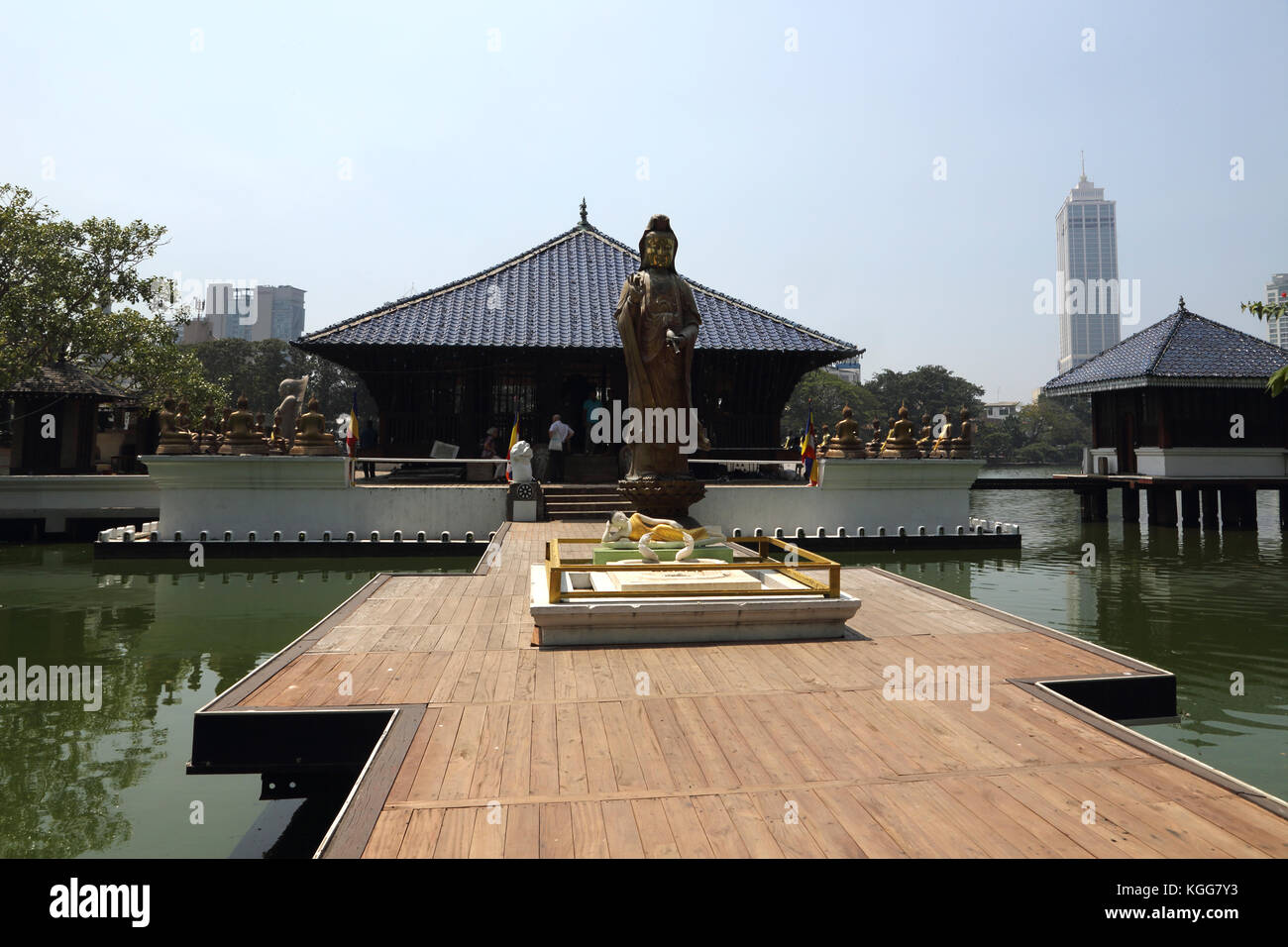 Seema Malaka Tempel Colombo Sri Lanka Guanyin Statue und Buddhas Fußabdruck Stockfoto