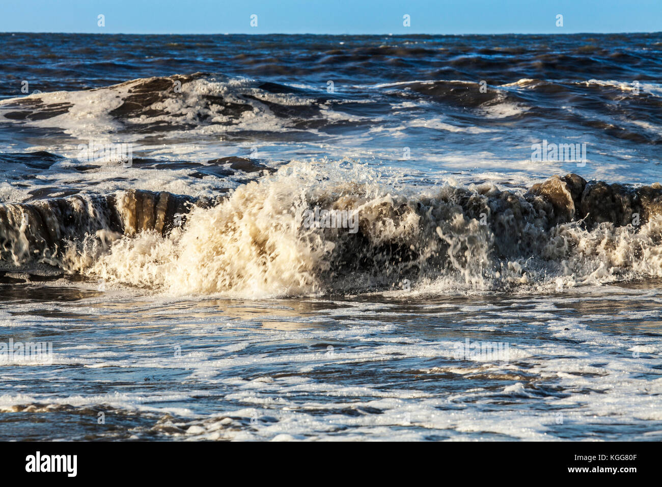 Wellen gegen die Küste. Stockfoto