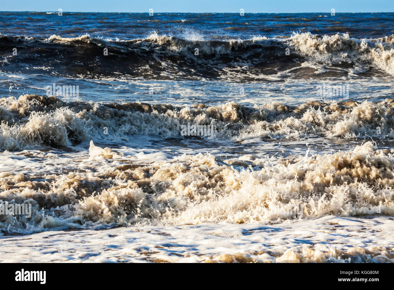 Wellen gegen die Küste. Stockfoto