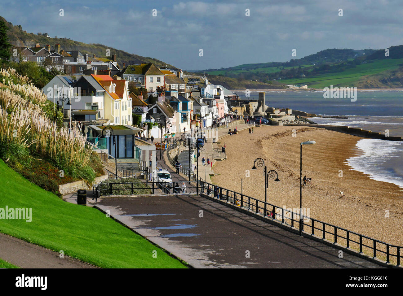 Anzeigen von Lyme Regis in Dorset nach Charmouth. Stockfoto