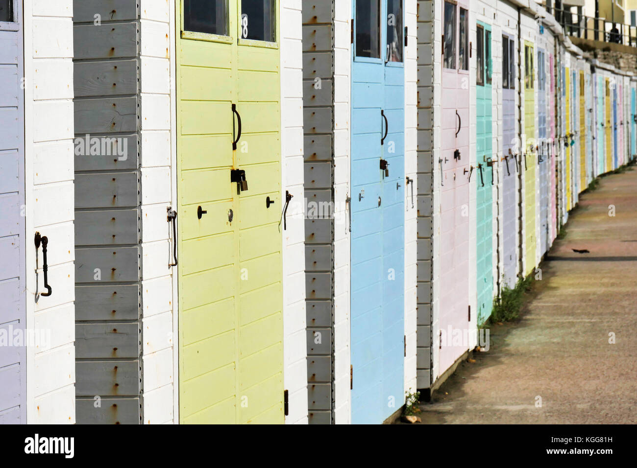 Reihe von Strandhütten in Lyme Regis in Dorset. Stockfoto