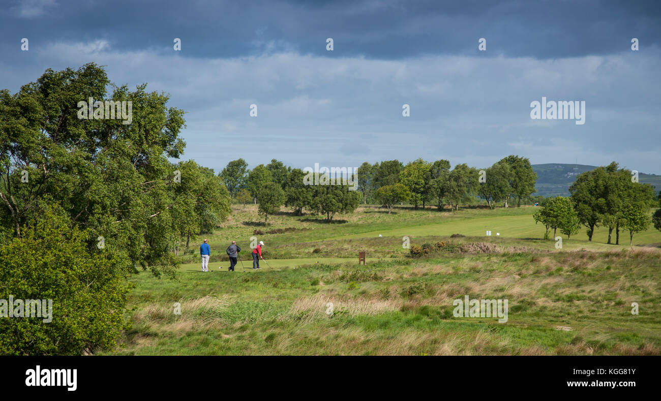 Golf Spieler am zweiten T-Stück an der Manchester Golf Club, etwa zum T-Stück weg Stockfoto