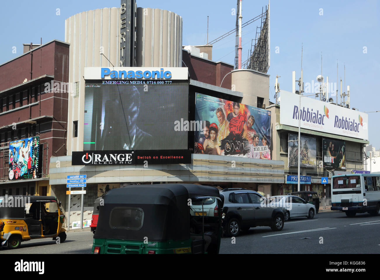 Colombo Sri Lanka Liberty Arcade Dharmapala Mawatha Street Scene mit großen TV-Bildschirm Stockfoto