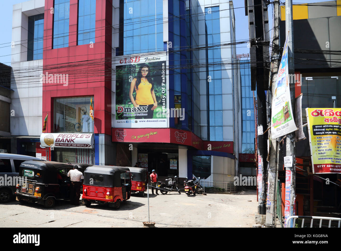 Straße Kandy Sri Lanka Tuk Tuks, die außerhalb der Völker Bank und Cargill's Food City geparkt Stockfoto