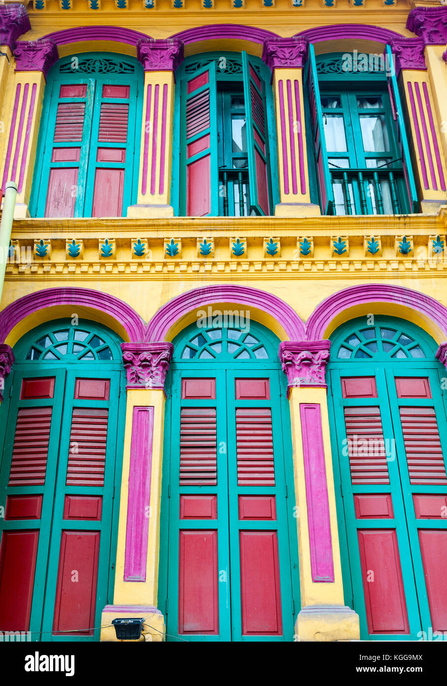 Kolonialstil shophouses in Singapur chinatown gesehen. Diese charmanten engen Einheiten waren typisch vor dem Zweiten Weltkrieg Architektur in Singapur" Stockfoto