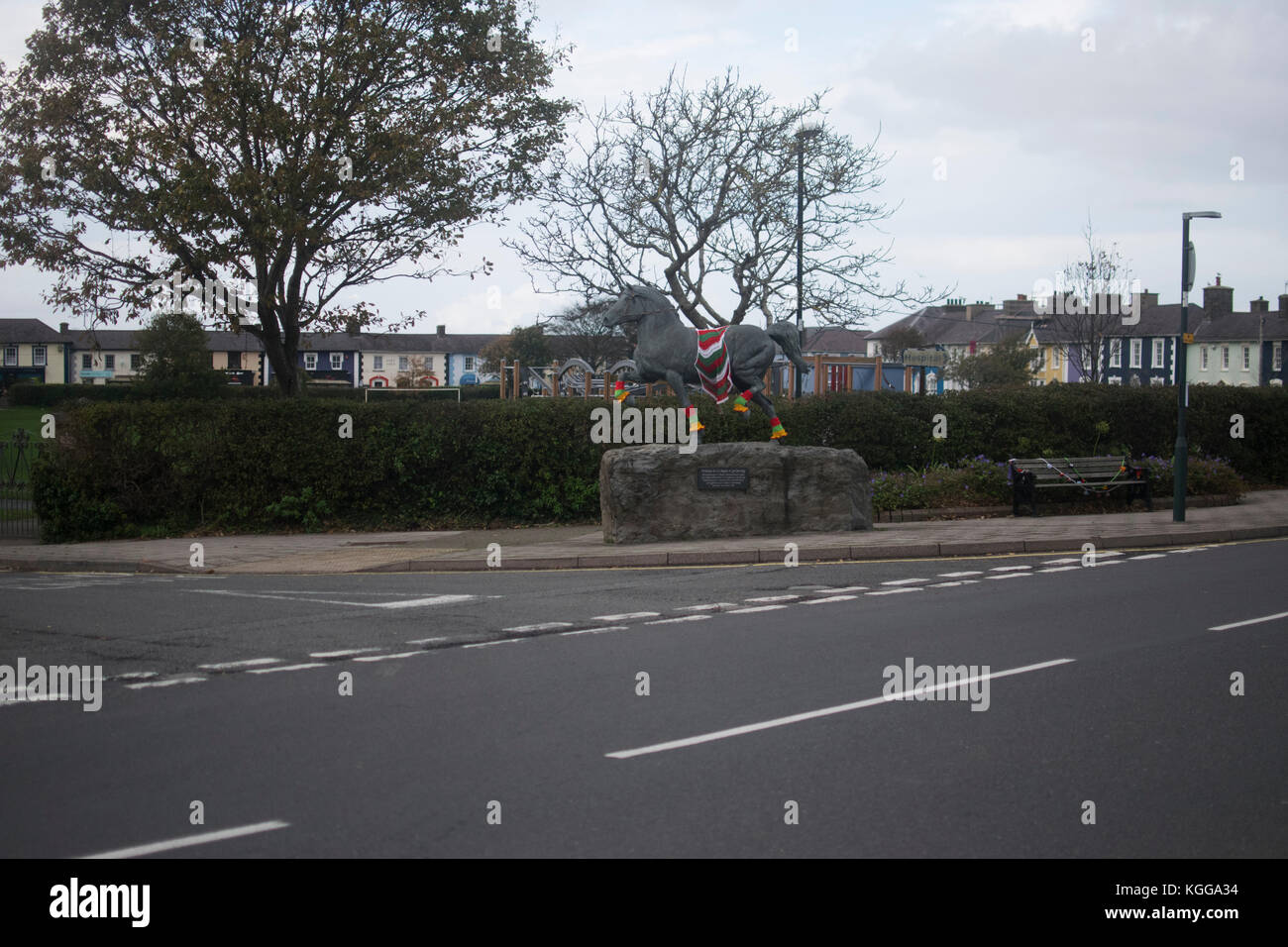 Mit Garn bombardierte Welsh Cob Statue in Aberaeron, Ceredigion. Harriet Baggley : Oktober 2017 Stockfoto