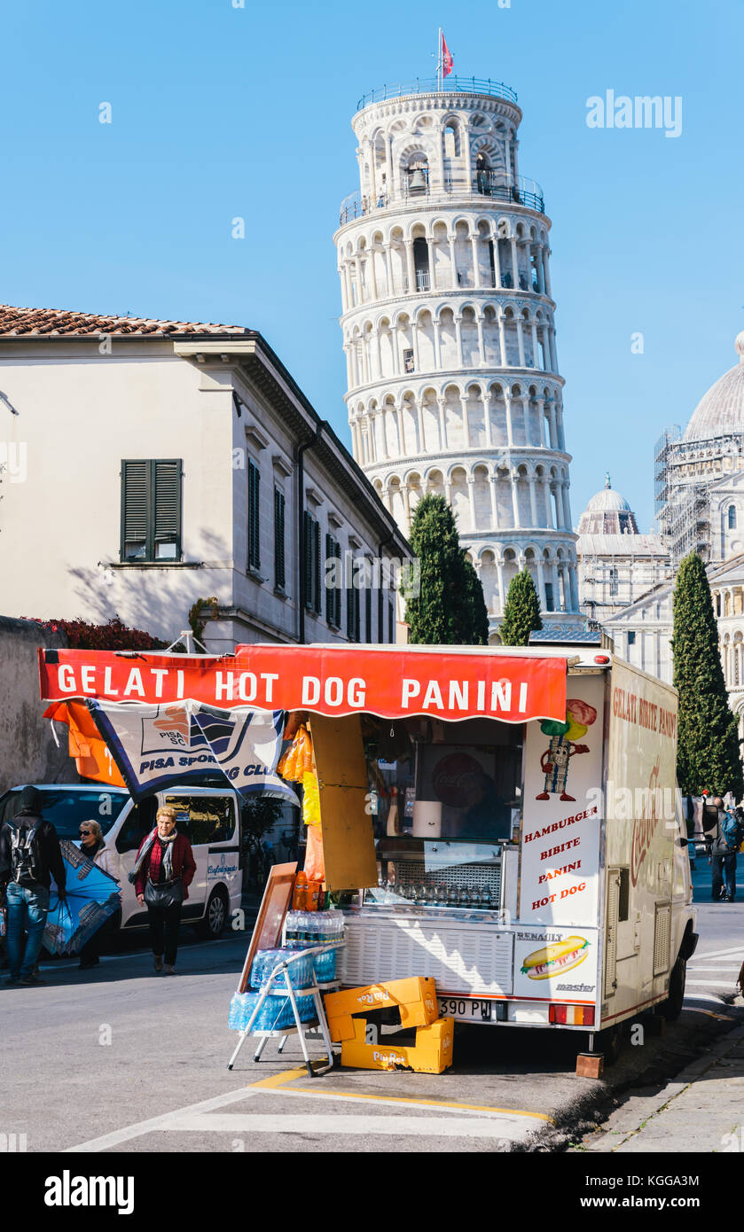 Pisa, Italien - 28. Oktober 2017: ein Snack stand auf dem Weg zum Schiefen Turm von Pisa Stockfoto