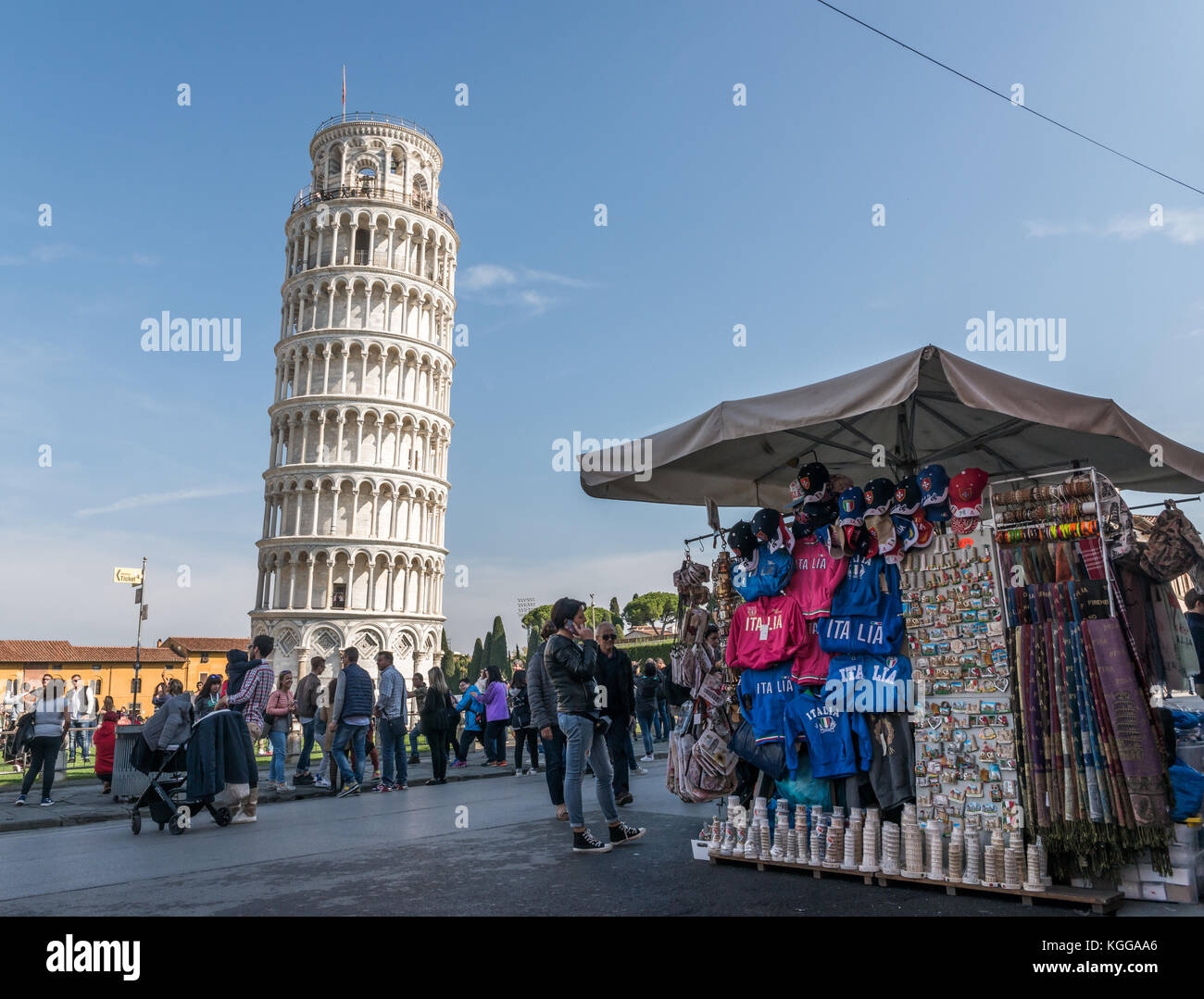 Mini Türme von Pisa zum Verkauf an einer kleinen mit dem echten Turm von Pisa im Hintergrund Stockfoto