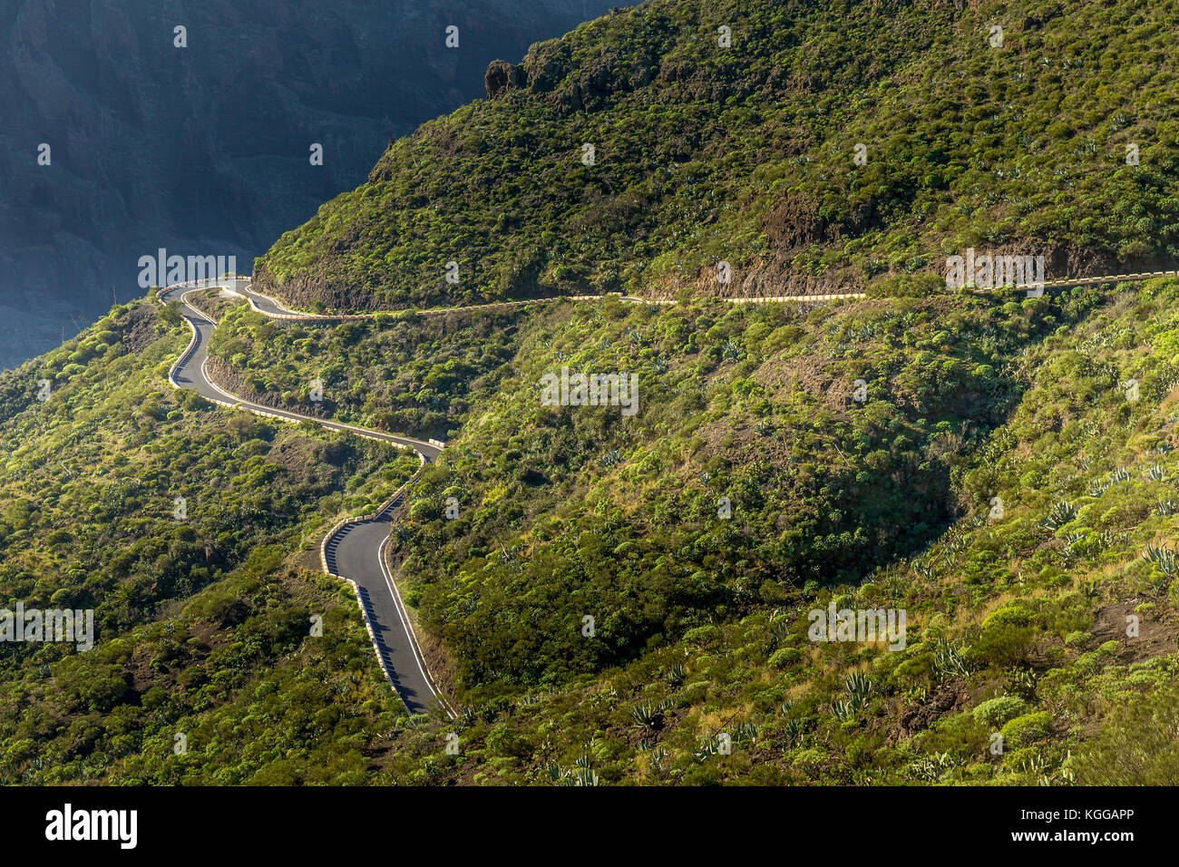 Windige Straße in den Bergen von Teneriffa Stockfoto