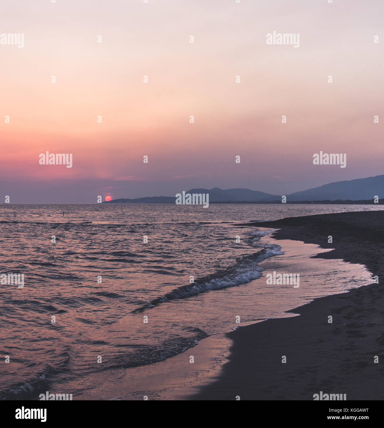 Sonnenuntergang auf der Flussinsel Ada Bojana, Montenegro Stockfoto