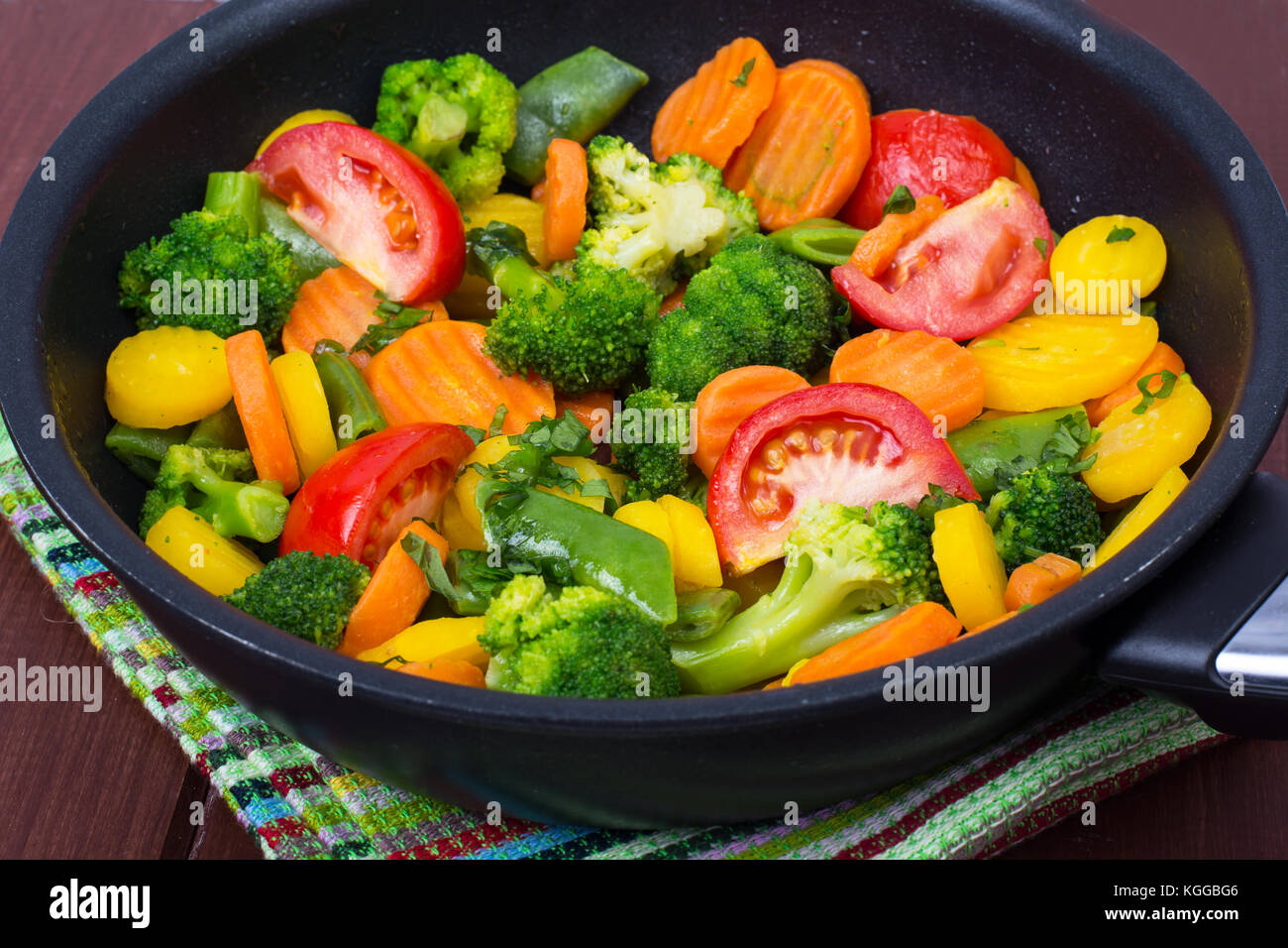 Karotten, Brokkoli, Tomaten in der Pfanne. vegetarisches Menü. studio Foto  Stockfotografie - Alamy
