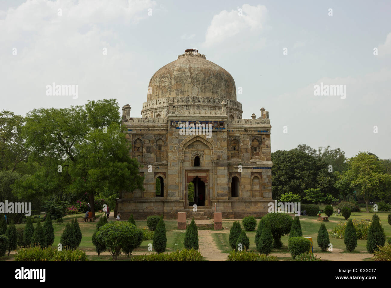 Bara Gumbad ist ein altes Denkmal in Lodhi Garten in Delhi, Indien. Stockfoto