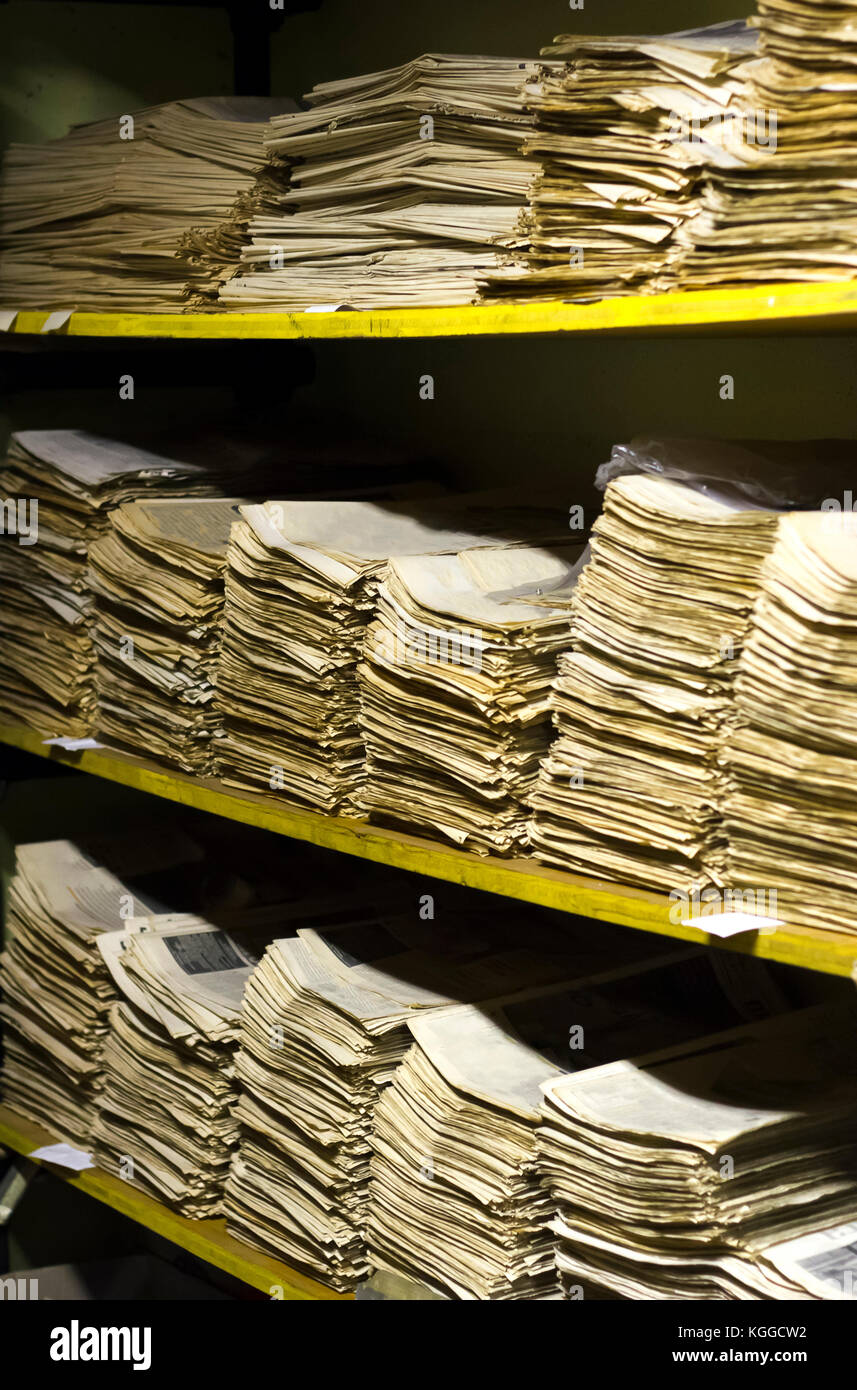 Archiv mit alten Zeitungen von 1970 Stockfoto
