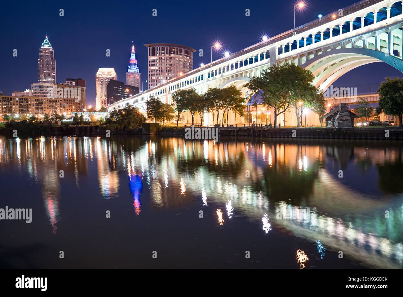 Cleveland - 16. September: Cleveland City Skyline und detriot-Bridge bei Nacht über den Cuyahoga River Stockfoto