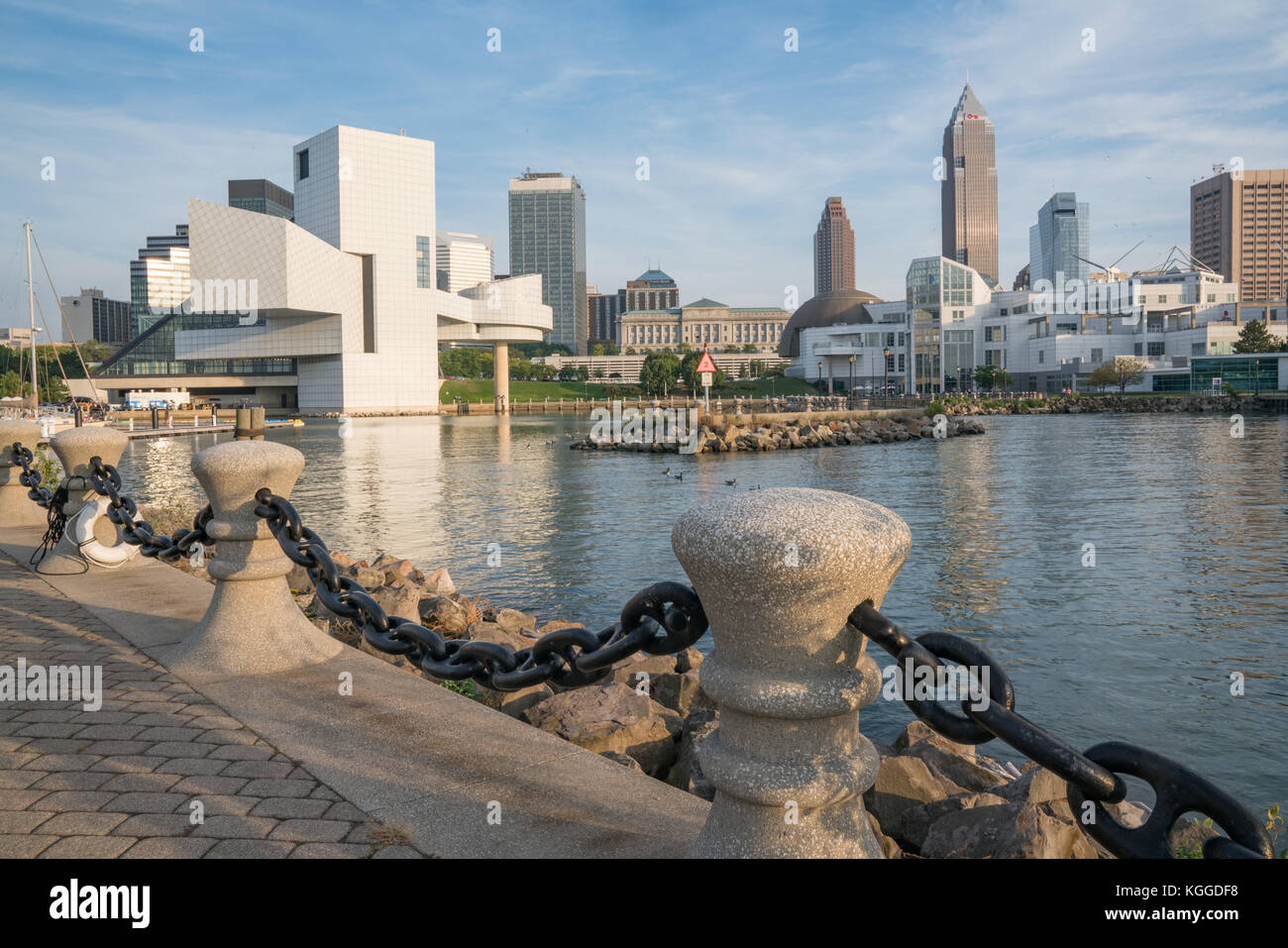 CLEVELAND – 16. SEPTEMBER: Rock and Roll Hall of Fame und die Skyline von Cleveland, Ohio vom Hafenweg Stockfoto