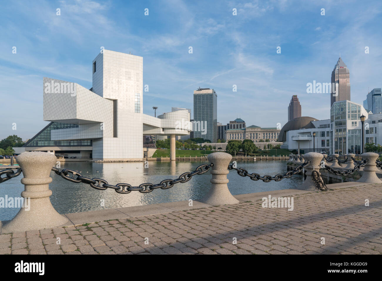 CLEVELAND – 16. SEPTEMBER: Rock and Roll Hall of Fame und die Skyline von Cleveland, Ohio vom Hafenweg Stockfoto