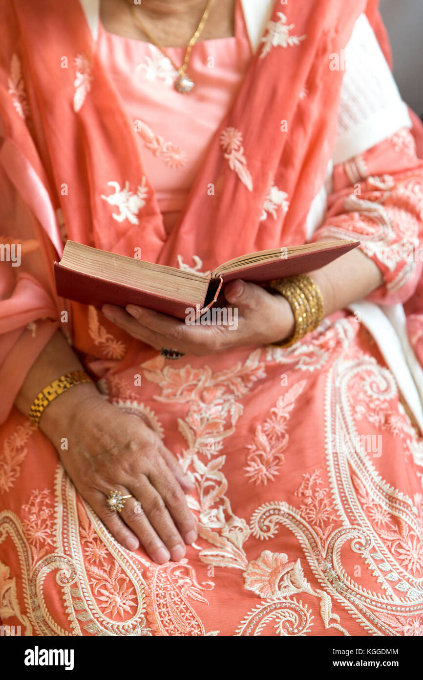 Indische Frau in Sari holding Becher Stockfoto