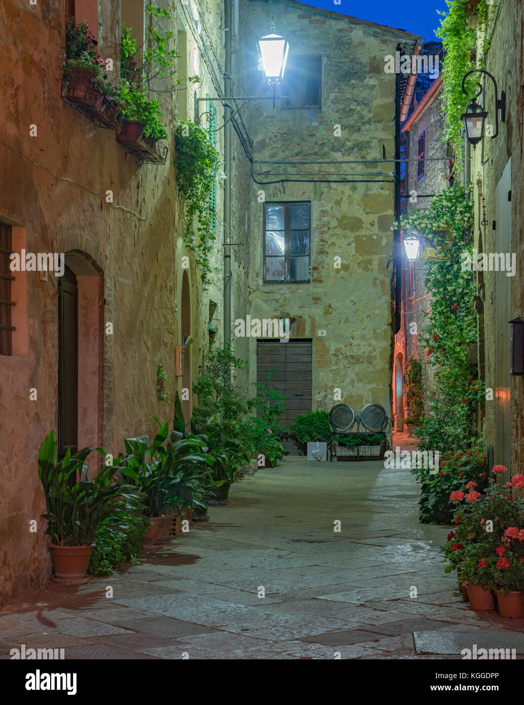 Straße in Pienza, Italien in der Nacht. Stockfoto