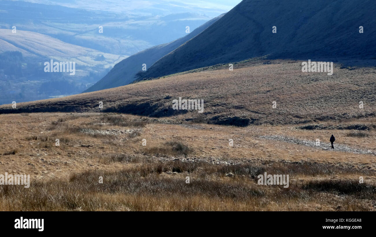 Zu Fuß hinunter in Richtung Swansea Tal vom Lüfter hir in den Schwarzen Berg, in den Brecon Beacons National Park, South Wales, UK. Stockfoto