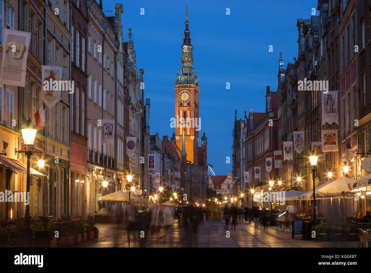 Blick auf das Rathaus und die Touristen und Einheimischen auf dem langen Weg an die Stadt (Altstadt) in Danzig, Polen, am Abend. Stockfoto