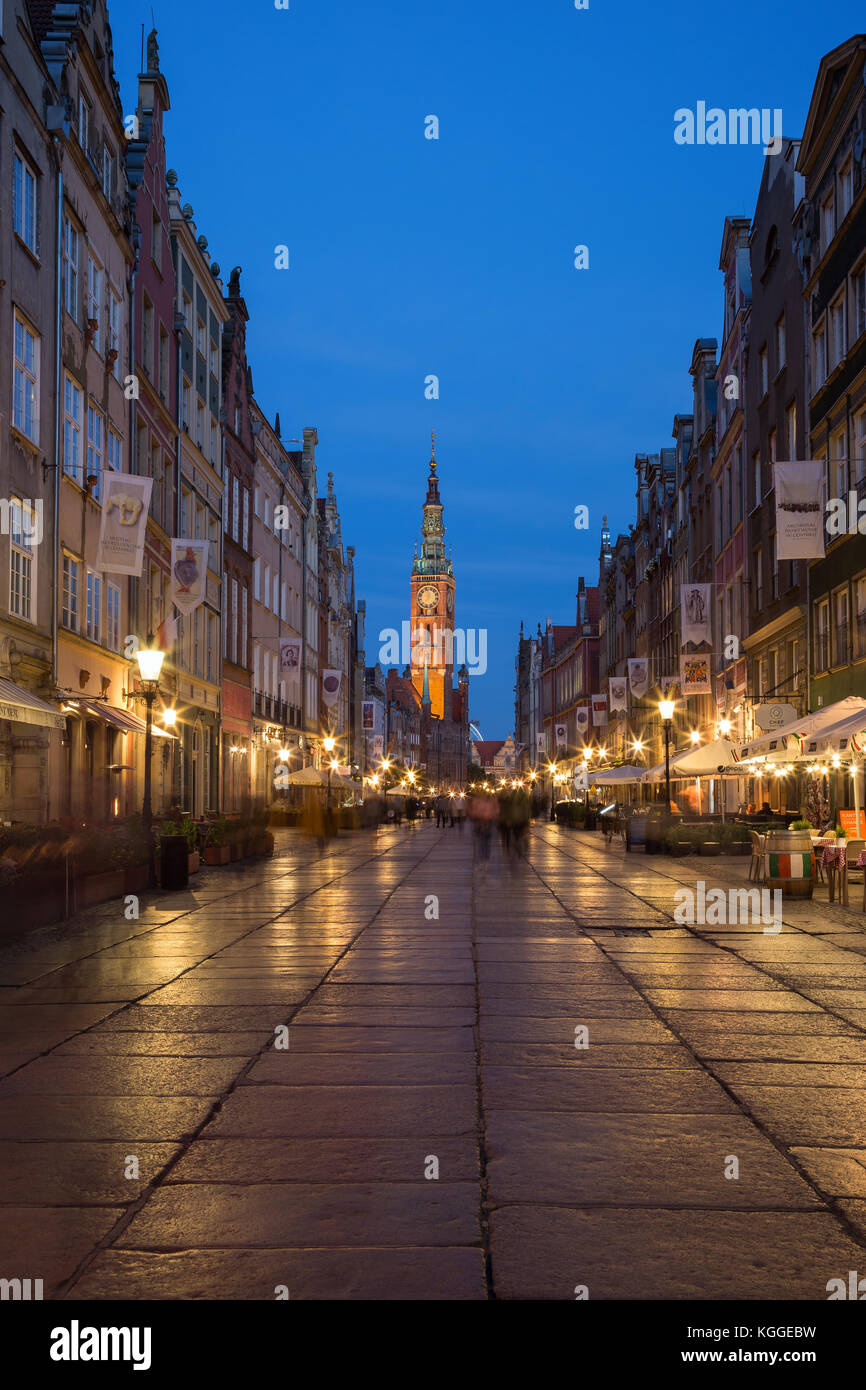 Blick auf das Rathaus und die Touristen und Einheimischen auf dem langen Weg an die Stadt (Altstadt) in Danzig, Polen, am Abend. Stockfoto